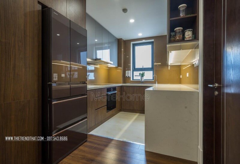 Khu bếp được thiết kế hình chữ U nhằm tận dụng hết không gian của căn hộ, hệ thống bếp được chia làm 2 vế, một bên là nấu nướng, 1 bên là chế biến, rửa bát đũa Thiết kế phòng bếp, tủ bếp đẹp