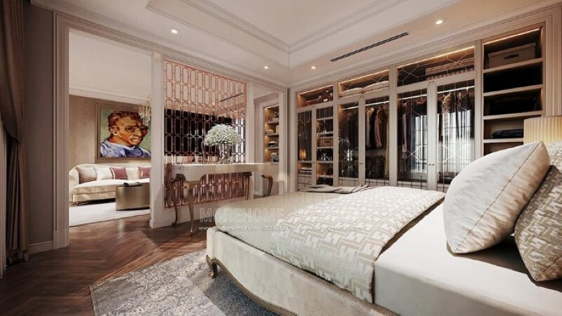 Bàn gỗ tân cổ điển kết hợp vách ngăn trang trí mạ vàng tạo nên không gian sang trọng, đẳng cấp cho phòng ngủ master cao cấp. Thiết kế chung cư