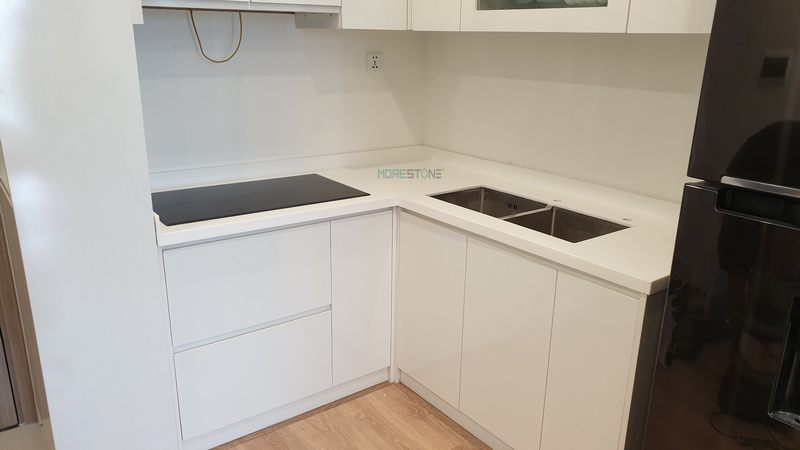 Tủ bếp màu trắng với kiểu dáng thiết kế chữ L mang đến sự tiện nghi và ấn tượng cho không gian sống của mỗi gia đình.