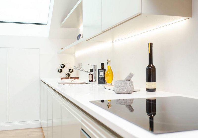 Trắng tinh khôi với thiết kế tủ bếp kết hợp với mặt đá trắng đơn giản mà trang nhã