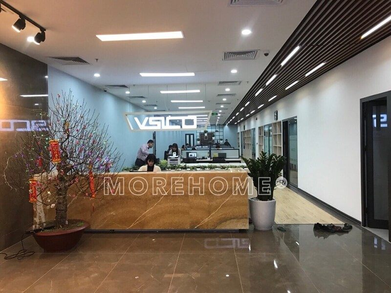 Sử dụng đá tự nhiên màu vàng ốp quần lễ tân văn phòng tạo điểm nhấn nổi bật cho không gian làm việc